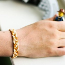 Как сделать несложную фенечку