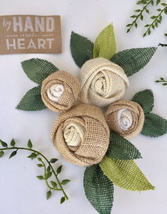 Миниатюрные цветочки из мешковины