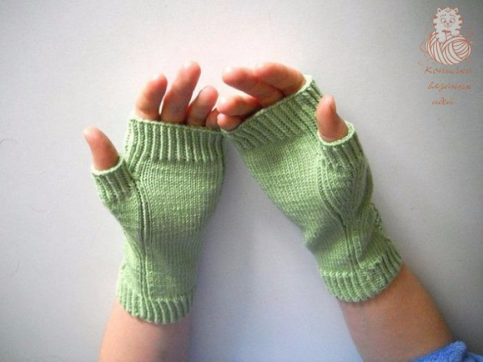 Митенки с узором "Листья"