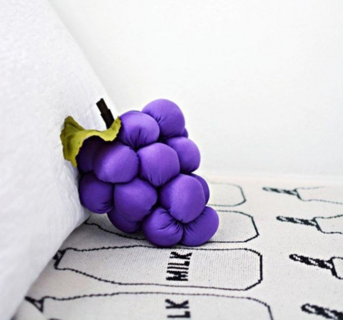 Самодельная подушка-виноград