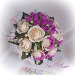 ​Сладкий букет из двухцветных роз