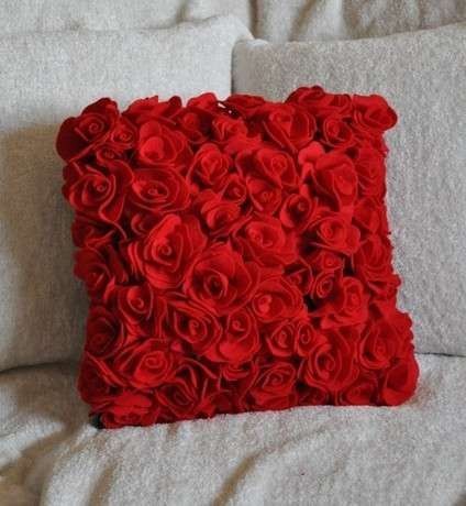 Декоративные цветочные подушки