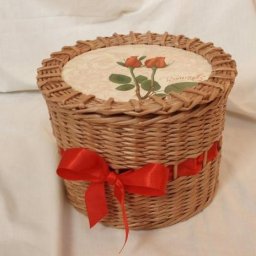 Плетём корзинку из газетных трубочек