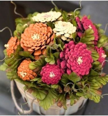 Букeты из шишeк в корзинках