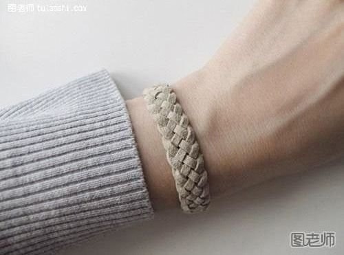 Плетем чудесный браслетик своими руками из самых простых материалов