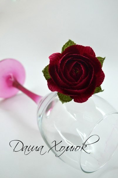 Шикарная бордовая роза с изюминкой