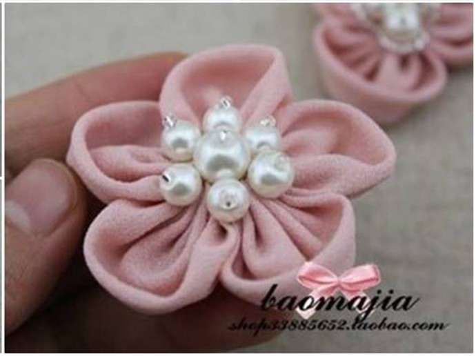 Восхитительный цветок из ткани