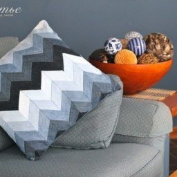 Замечательная подушка из старых джинсов