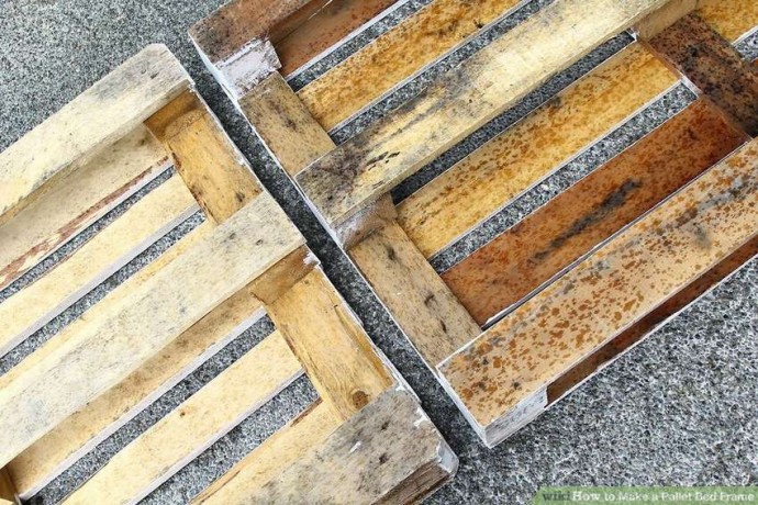 Бюджетная кровать из деревянных поддонов на колёсиках