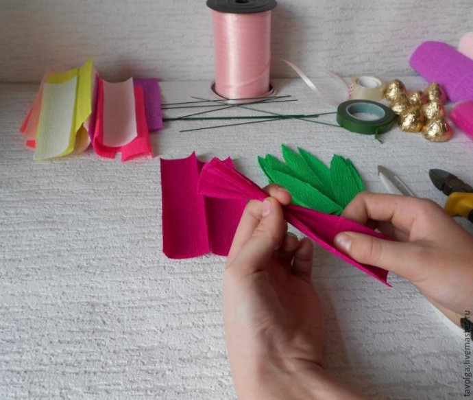 Простой и красивый способ создать милый букетик из конфет