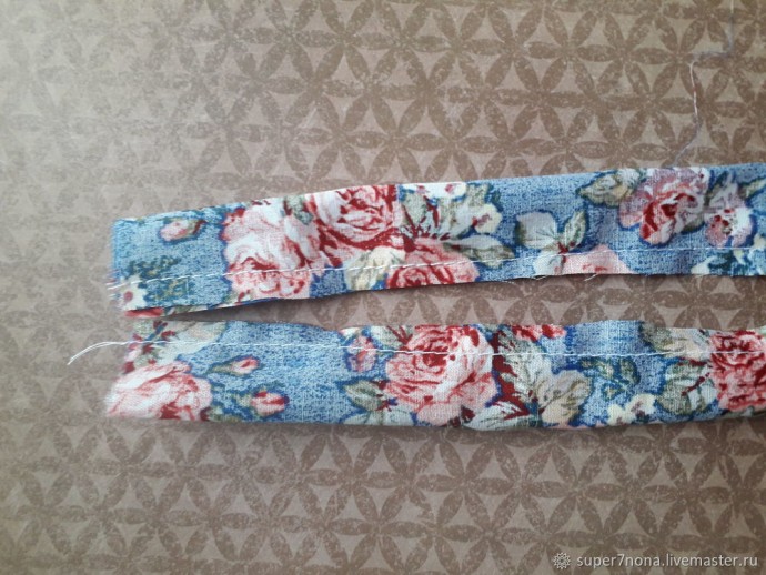 Широкий браслет из ткани и бусин