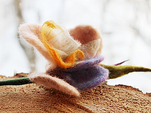 Брошь в виде розы из войлока и органзы Брошь в виде розы из войлока и органзы