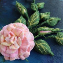 Шикарное колье с розой из войлока