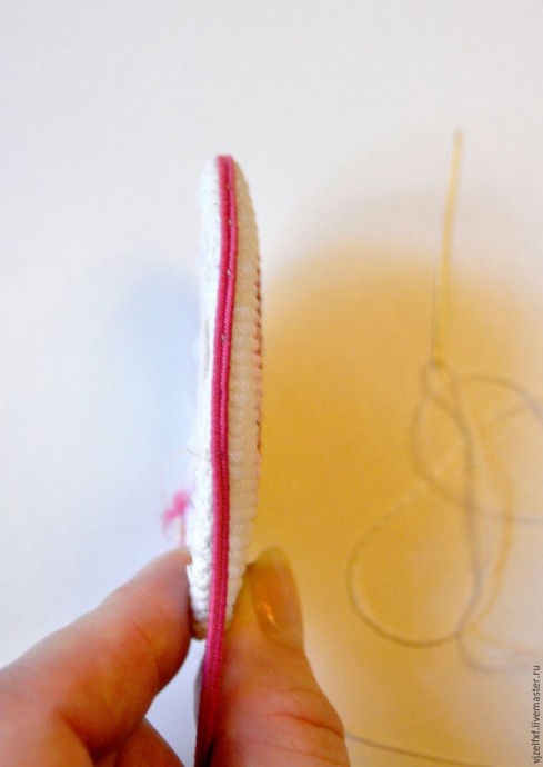 Маленькая брошь с вышивкой