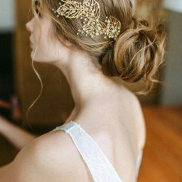 Нежное праздничное украшение для волос