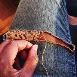 ​Как интересно заштопать джинсы