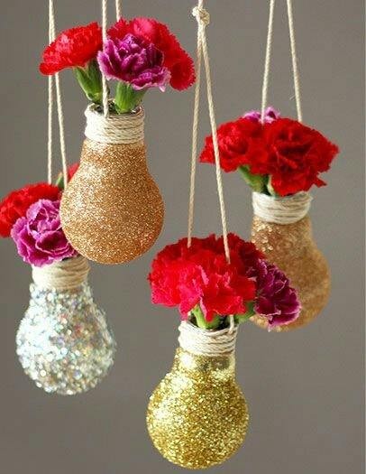 Красивые подвесные для цветов из старых электроламп