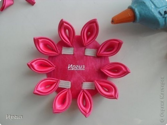 Канзаши: мастер-класс по многослойности и универсальному креплению Канзаши: мастер-класс по многослойности и универсальному креплению