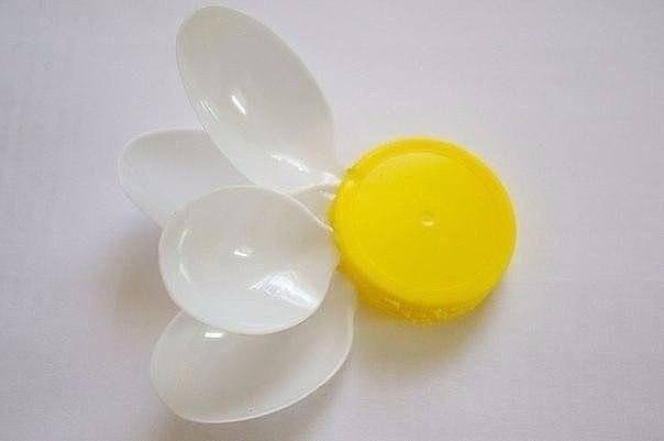 Ромашки из пластиковых ложек