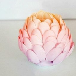 ​Декоративный цветок из пластиковых ложек