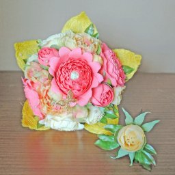 Пионовидные цветы и бутоны для букета с конфетами