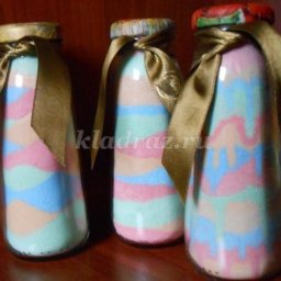 Бутылки с красивым песком ​для интерьера кухни