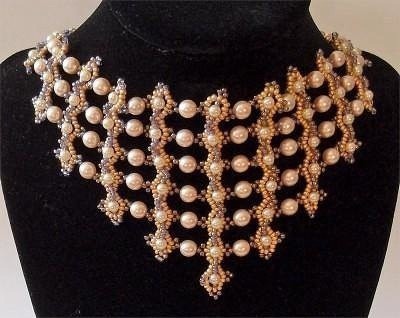 ​Колье из бисера и бусин "Жемчужный пляж"