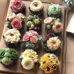 Кексы с нежным цветочным декором: идеи для вдохновенного творчества