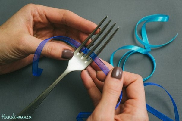 Делаем маленький бантик на вилке