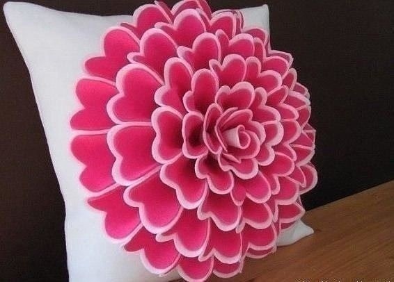 Декор подушки фетровым цветком