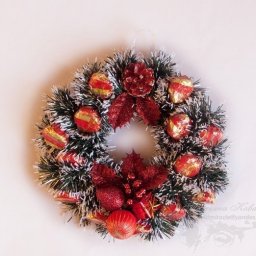 Новогодний венок из конфет