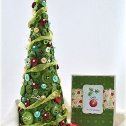 ​Самые разные варианты ёлочек из пуговиц