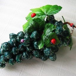 ​Гроздь винограда из конфет