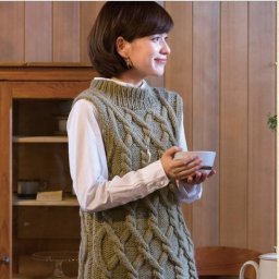 Роскошная безрукавка с объемным узором