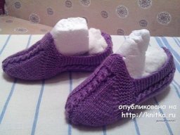 ​Женские вязаные спицами тапочки