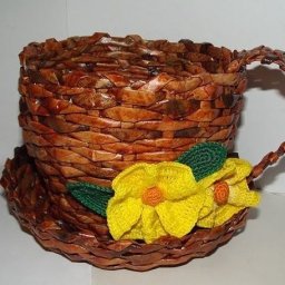 Чашка из газетных трубочек