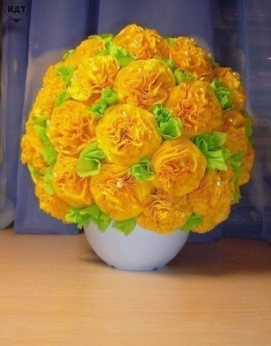 Яркий букет из обычных салфеток