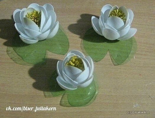Мастерим из пластиковых ложек кувшинки для садового пруда