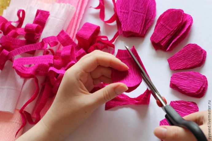 Цветы из гофробумаги для декора подарочной коробки