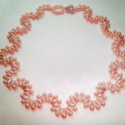 Несложные, но очень эффектные колье из бусин и бисера