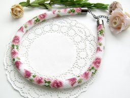 Нежный цветочный жгут из бисера