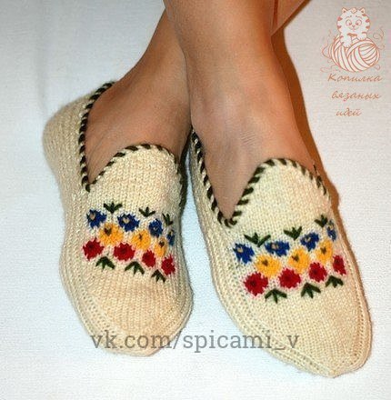 Оригинальные тапочки спицами