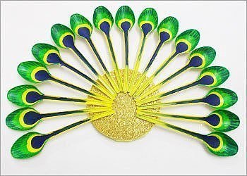 Павлин из пластиковых ложек и ватных палочек