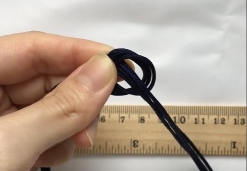 Простой браслет из шнурков всего за 10 минут
