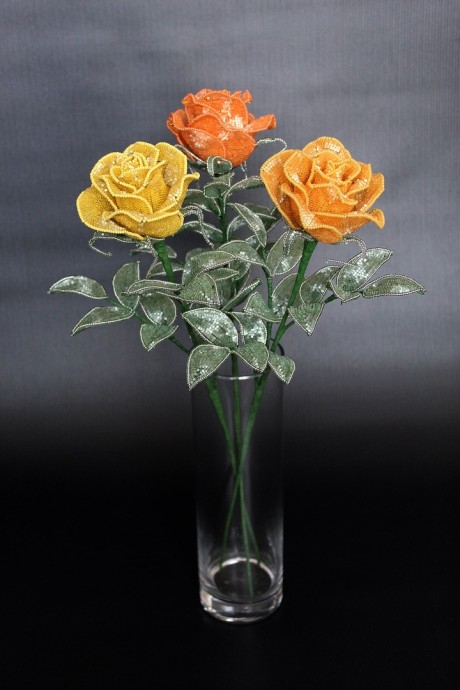 Роскошные розы из бисера