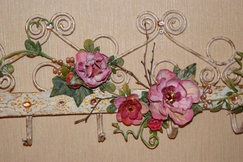 Вешалка с цветами из пластиковых бутылок