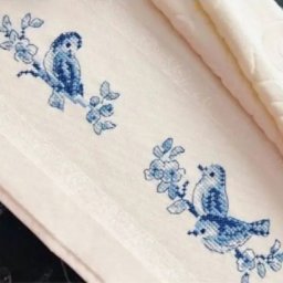 ​Вышивка на полотенце птичек в цветах гжели