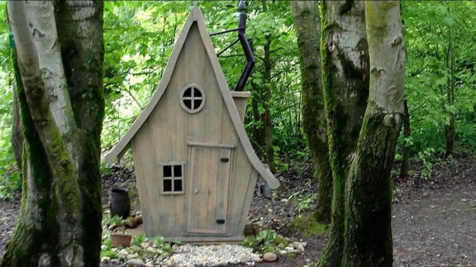 Интересные идеи оформления туалетов на улице