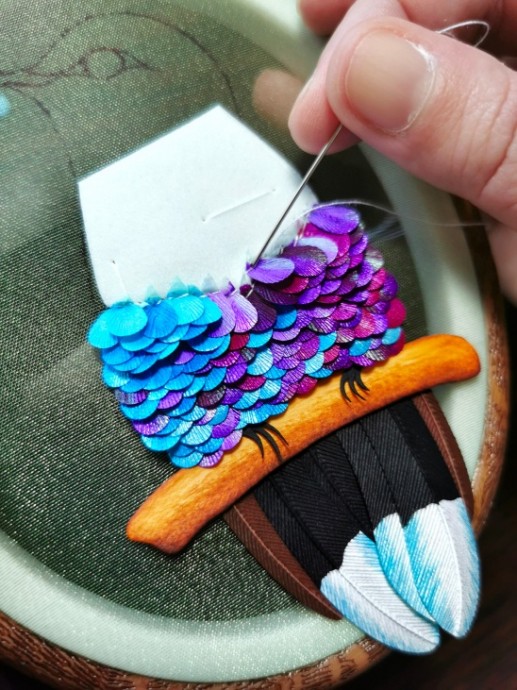 Объемная вышивка колибри градиентными пайетками