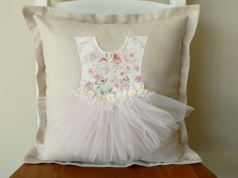 Подушки с платьицами: идеи для вдохновенного творчества